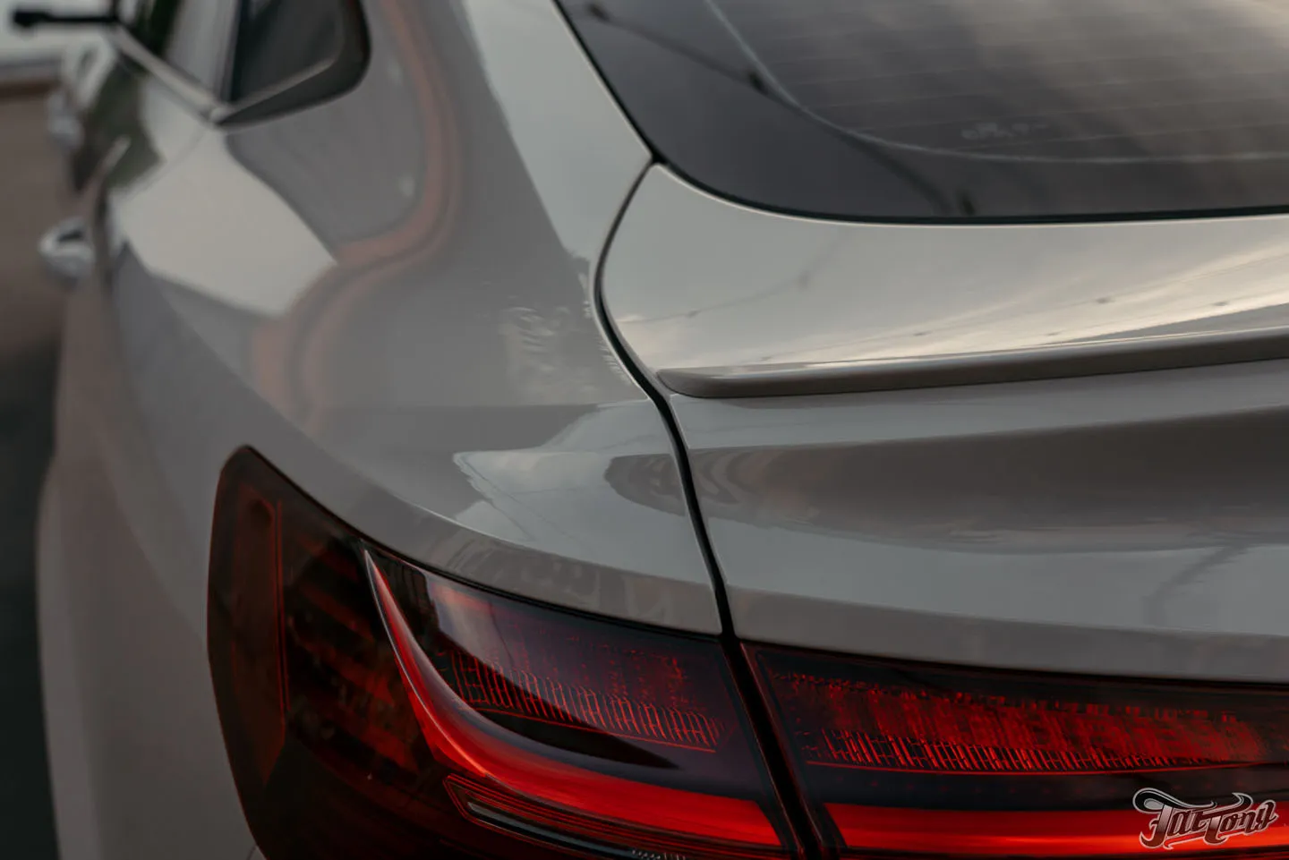 Оклеили Audi e-tron S глянцевым полиуретаном и сделали фирменный Шиномонтаж на вибростенде